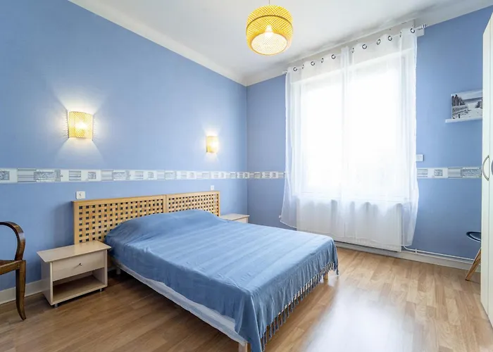 Hébergement de vacances Maison Rénovée à Pour 10 Pers. Avec Jardin Proche Océan - Fr-1-50-194 *